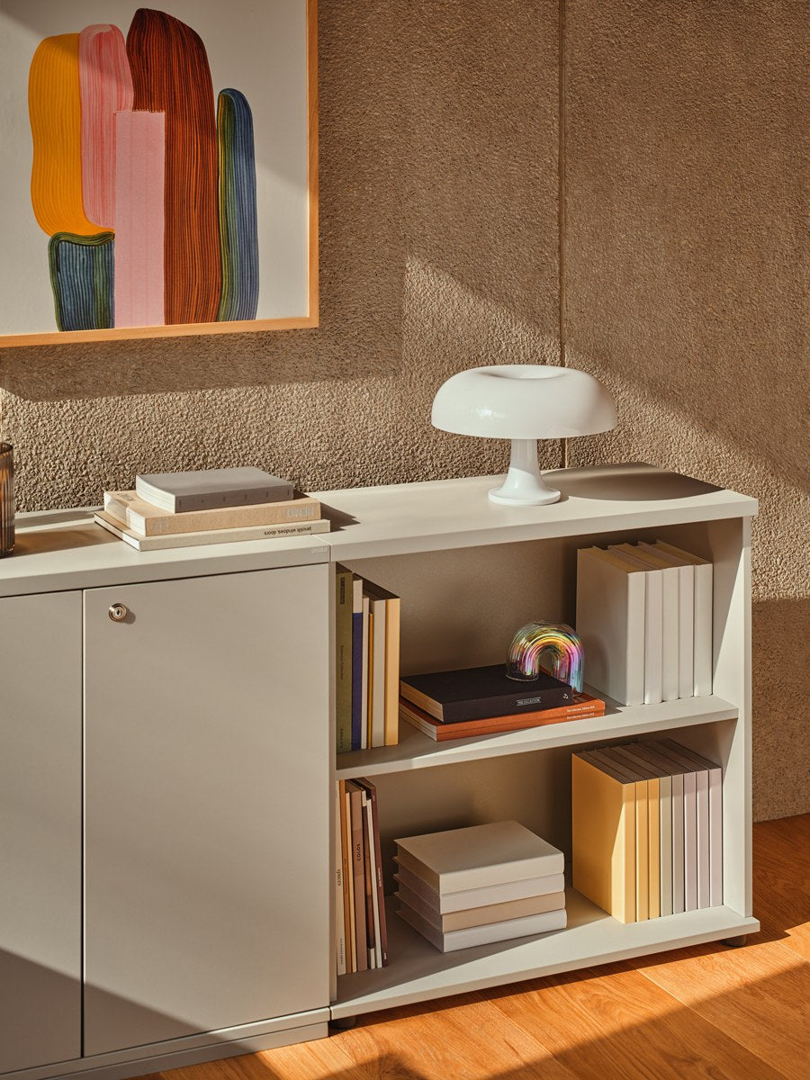 Büroschrank Color von Mdd mit Front aus farbigem HPL, Push-to-Open-System und Oberplatte in Aluminium Satinato, Melaminplatte.