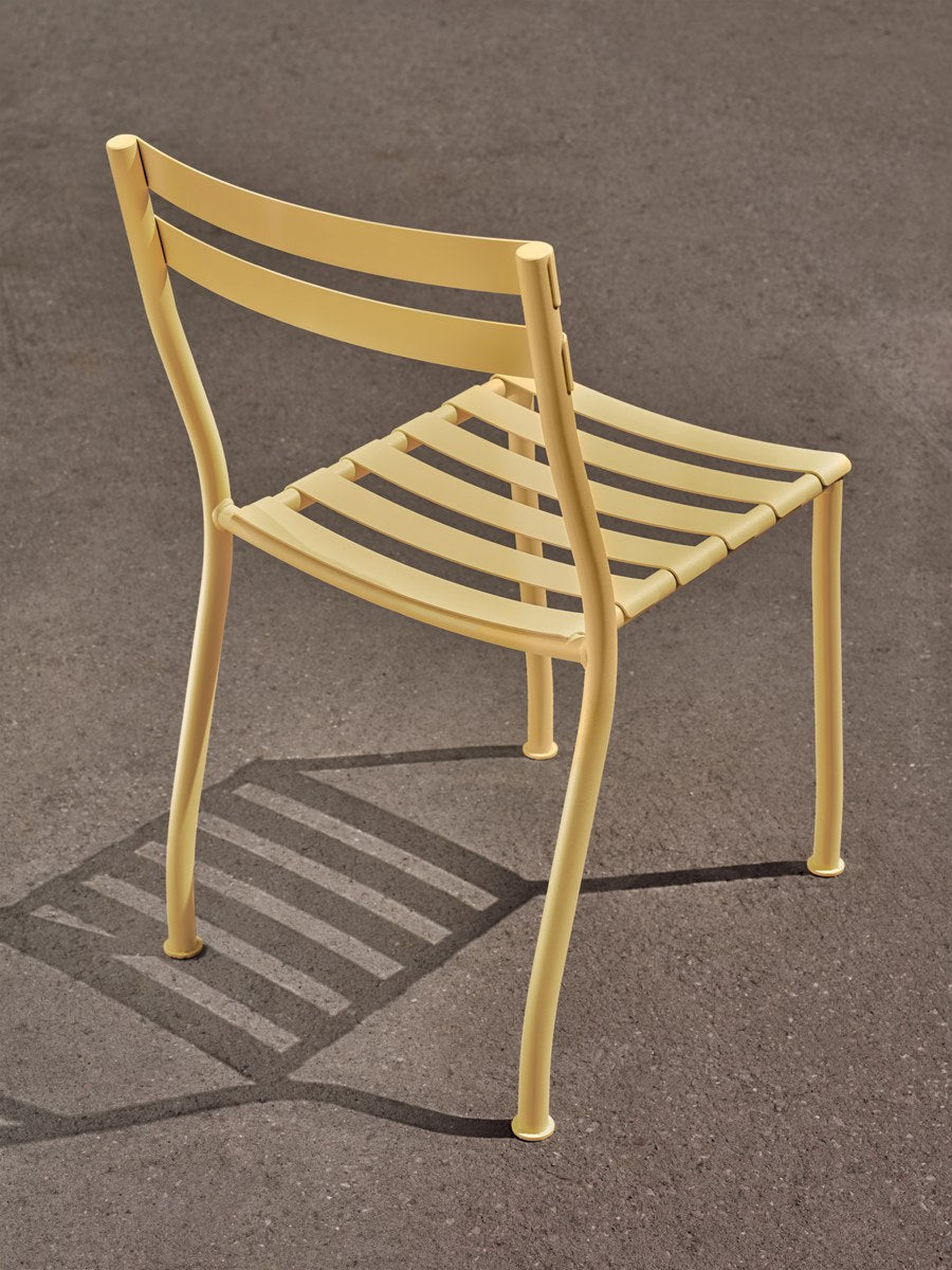 Zwei stapelbare Gartenstühle Flaner von Mdd aus verzinktem, pulverbeschichtetem Stahl in Türkis matt mit schwarzen Kunststofffüssen.