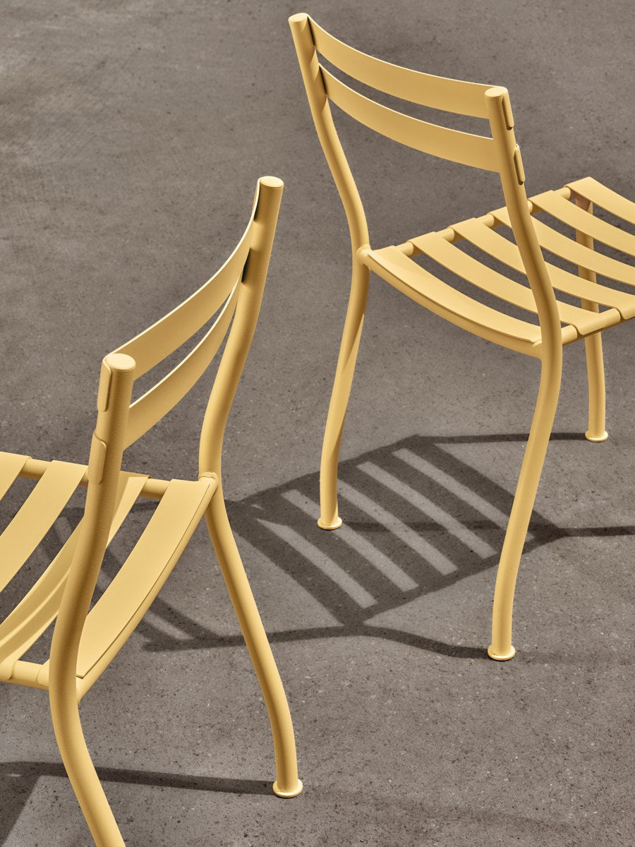 Zwei stapelbare Gartenstühle Flaner von Mdd aus verzinktem, pulverbeschichtetem Stahl in Türkis matt mit schwarzen Kunststofffüssen.
