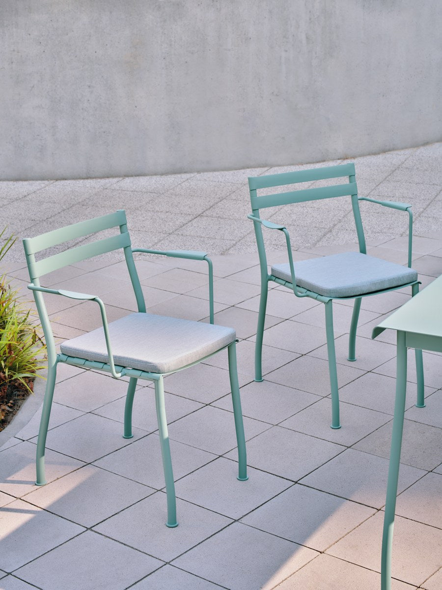 Zwei stapelbare Gartenstühle Flaner von Mdd aus verzinktem, pulverbeschichtetem Stahl in Türkis matt mit schwarzen Kunststofffüssen.