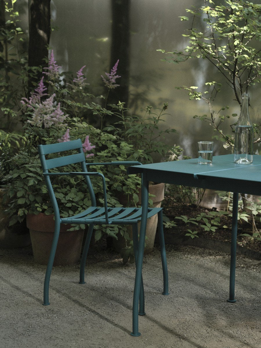 Zwei stapelbare Gartenstühle Flaner von Mdd aus verzinktem, pulverbeschichtetem Stahl in Türkis matt mit schwarzen Kunststofffüssen.