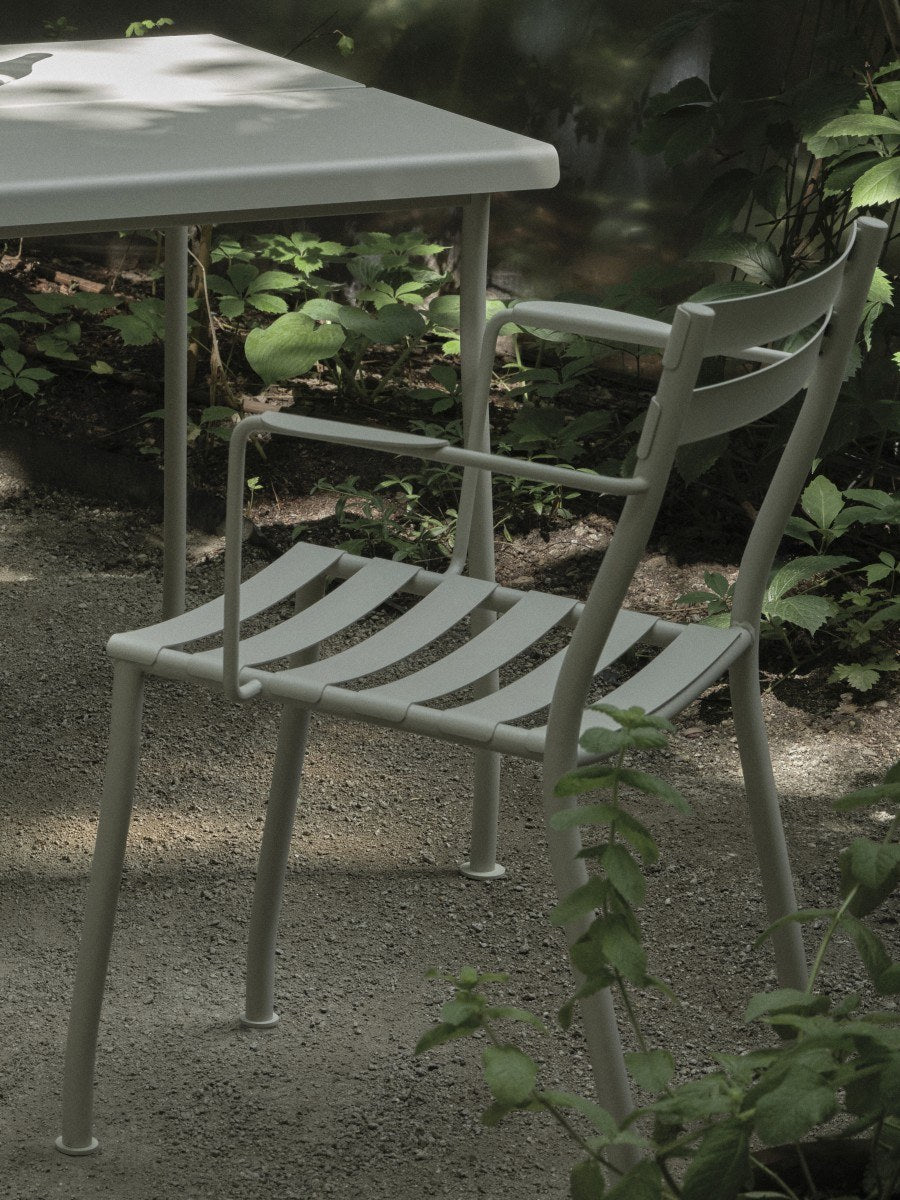 Zwei stapelbare Gartenstühle Flaner von Mdd aus verzinktem, pulverbeschichtetem Stahl in Türkis matt mit schwarzen Kunststofffüssen.