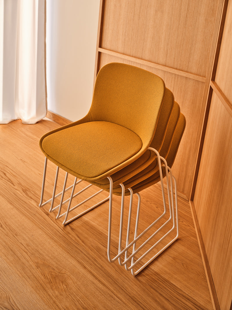 Eleganter Baltic 2 Classic Stuhl mit robustem Kufen-Gestell in Schwarz, ideal für zeitgemäße Wohn- und Arbeitsumgebungen.