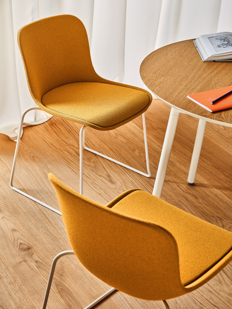 Eleganter Baltic 2 Classic Stuhl mit schwarzem Kufen-Gestell, ideal für moderne Wohn- und Arbeitsräume.