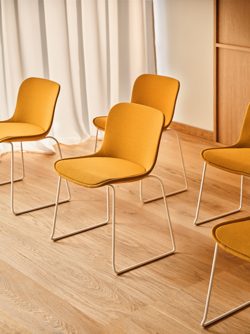 Stylischer Baltic 2 Classic Stuhl mit robustem Kufen-Gestell in Schwarz, perfekt für zeitgemäße Innenräume und Büros.