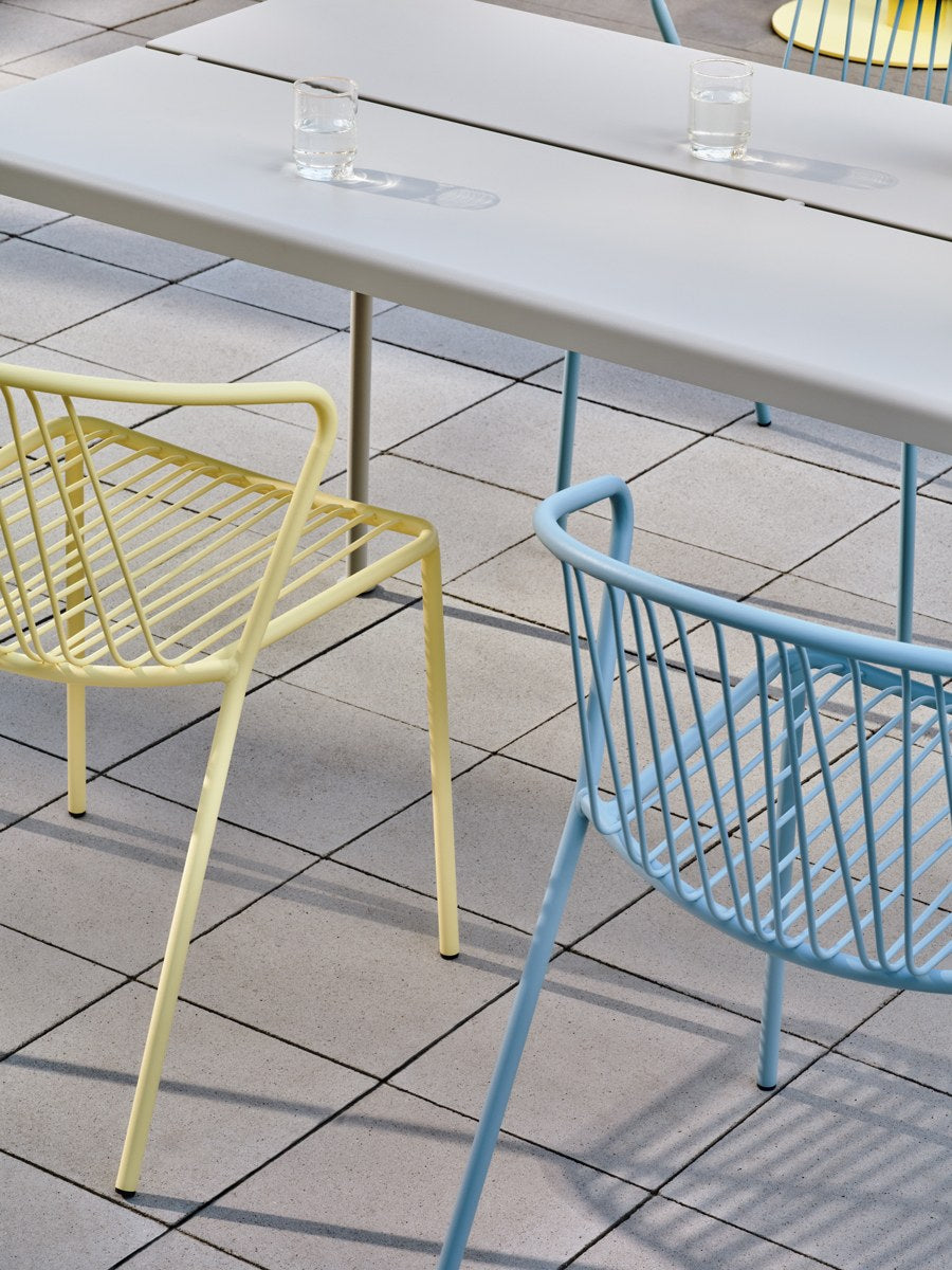 Zwei blaue Gartenstühle von Mdd mit durchbrochener Sitzfläche und Rückenlehne aus verzinktem Stahldraht, schwarze Kunststofffüsse, stapelbar.
