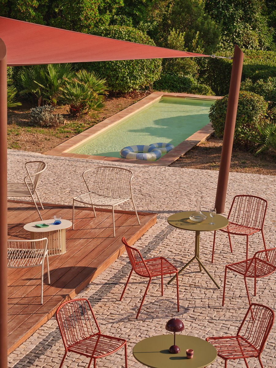 Zwei blaue Gartenstühle von Mdd mit durchbrochener Sitzfläche und Rückenlehne aus verzinktem Stahldraht, schwarze Kunststofffüsse, stapelbar.