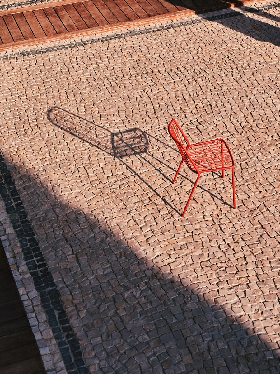 Zwei blaue Gartenstühle von Mdd mit durchbrochener Sitzfläche und Rückenlehne aus verzinktem Stahldraht, schwarze Kunststofffüsse, stapelbar.