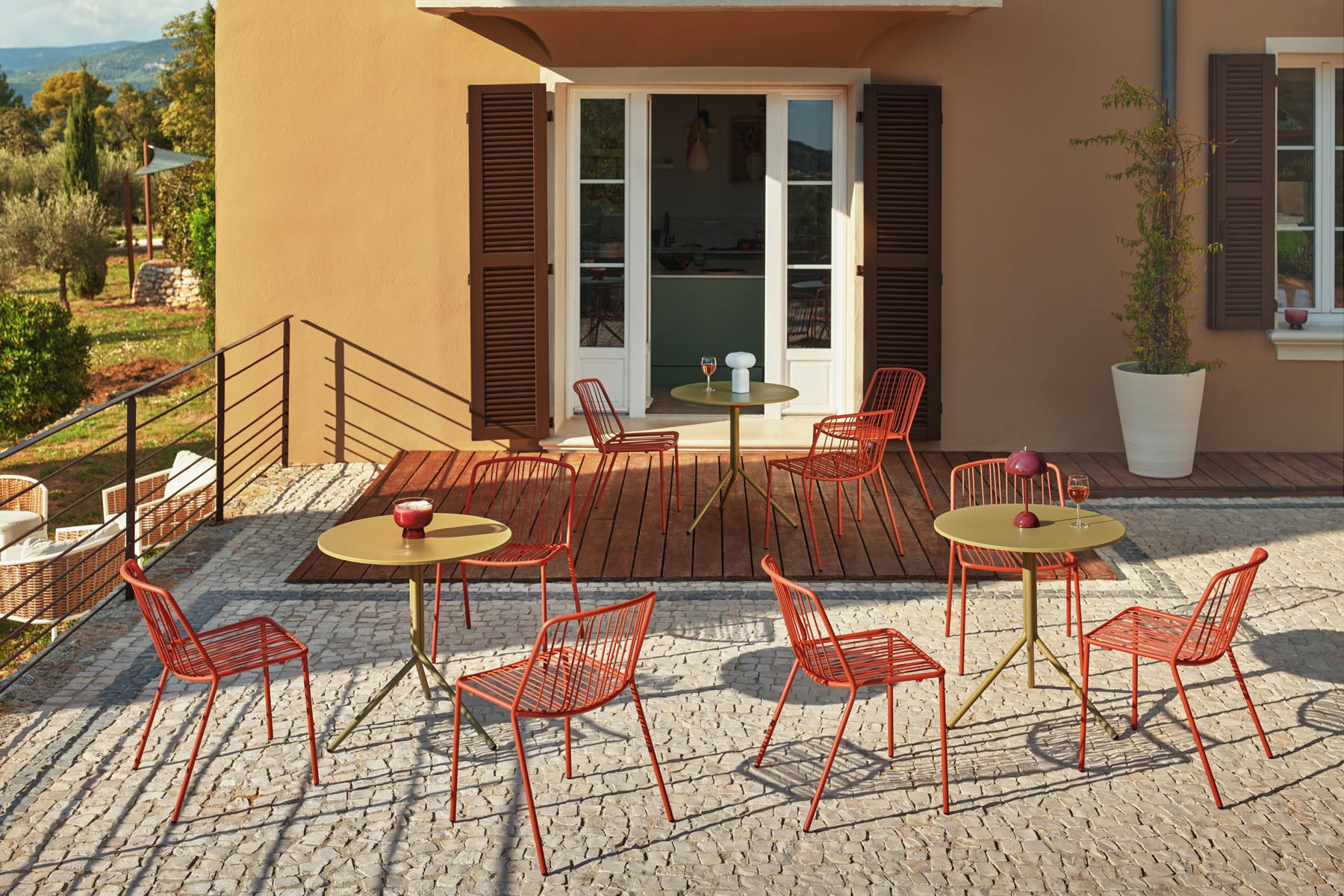Zwei elegante Bris BRS02 Gartenstühle von Mdd, perfekt für stilvolle Outdoor-Bereiche und gemütliche Stunden im Freien.