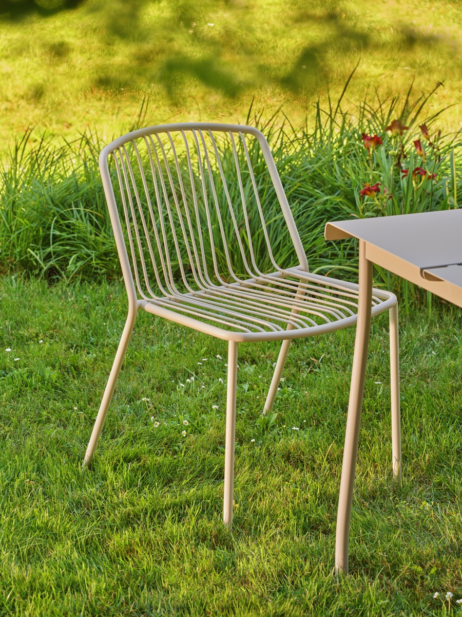 Zwei blaue Gartenstühle von Mdd mit durchbrochener Sitzfläche und Rückenlehne aus verzinktem Stahldraht, schwarze Kunststofffüsse, stapelbar.
