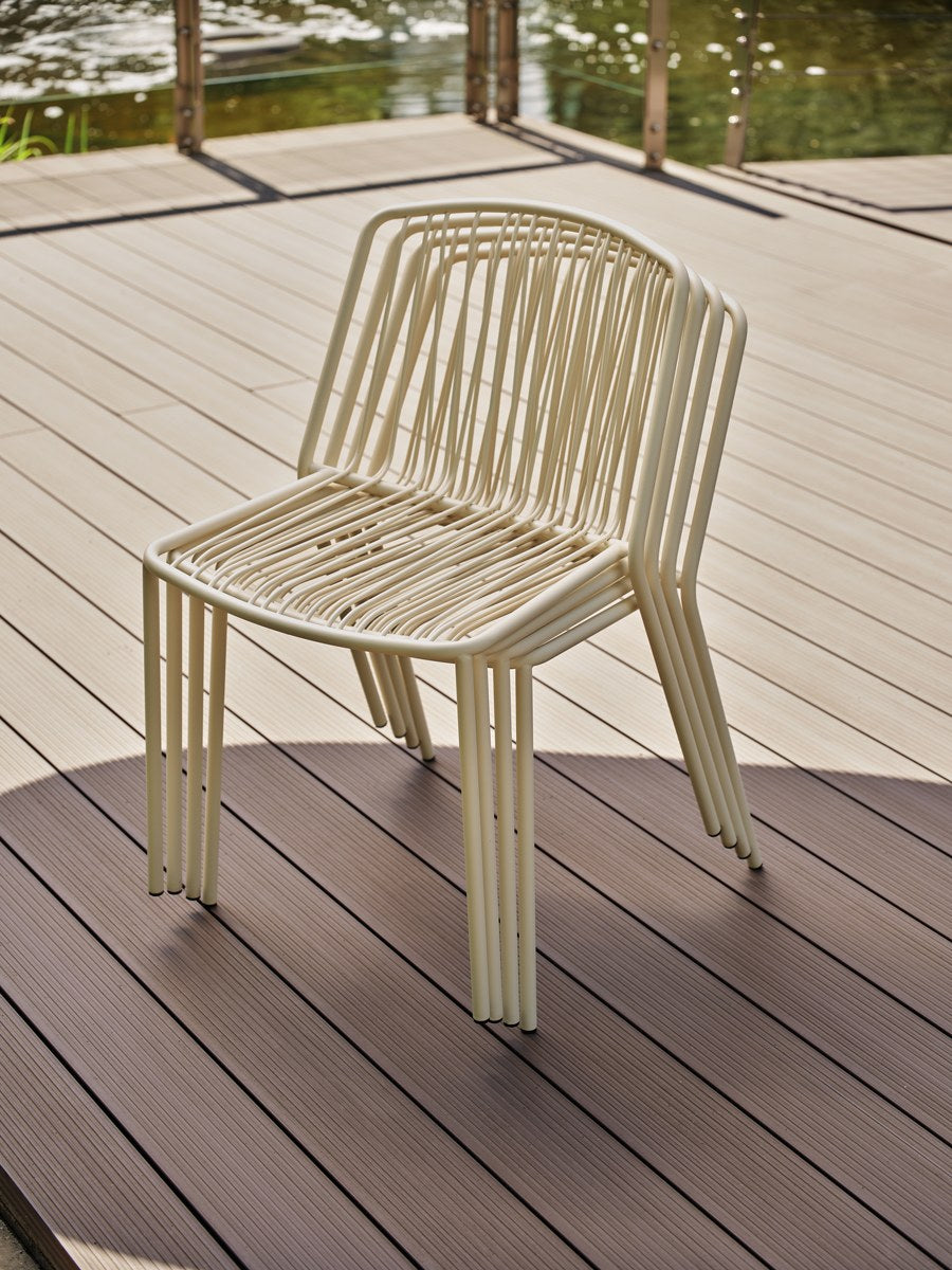 Zwei blaue Gartenstühle von Mdd mit durchbrochener Sitzfläche und Rückenlehne aus verzinktem Stahldraht, schwarze Kunststofffüsse, stapelbar.