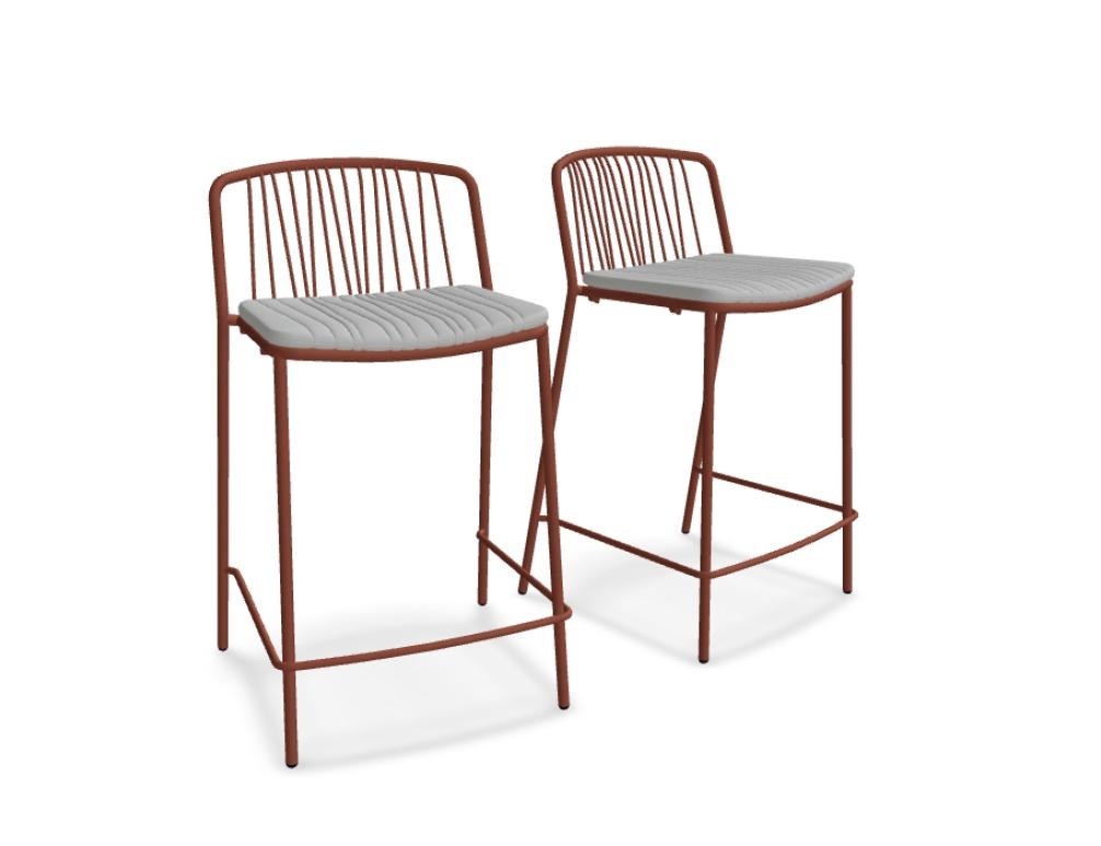 Zwei Barhocker mit durchbrochenem Sitz und Rückenlehne aus verzinktem Stahldraht, olivgrünes Gestell, schwarze Kunststofffüsse, Outdoor-Design.
