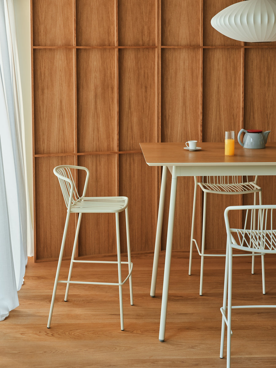 Zwei elegante Bris BRS03 Barhocker von Mdd, ideal für den Außenbereich, vereinen modernes Design mit optimalem Sitzkomfort.