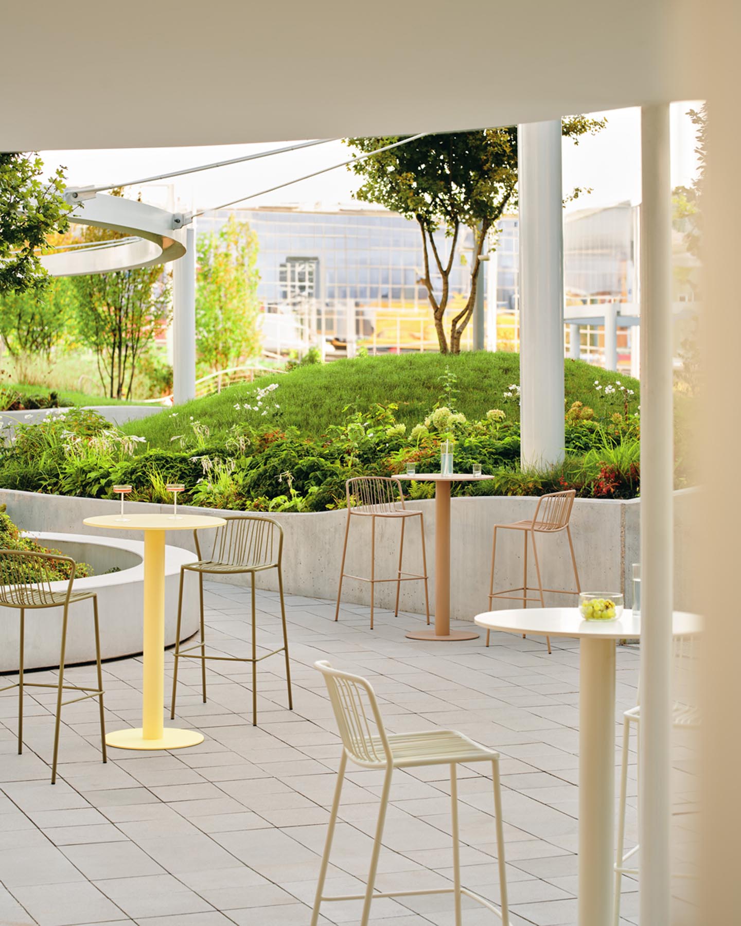 Zwei stilvolle Bris BRS03 Barhocker von Mdd, perfekt für den Garten oder die Terrasse, bieten eine harmonische Kombination aus Ästhetik und Bequemlichkeit.