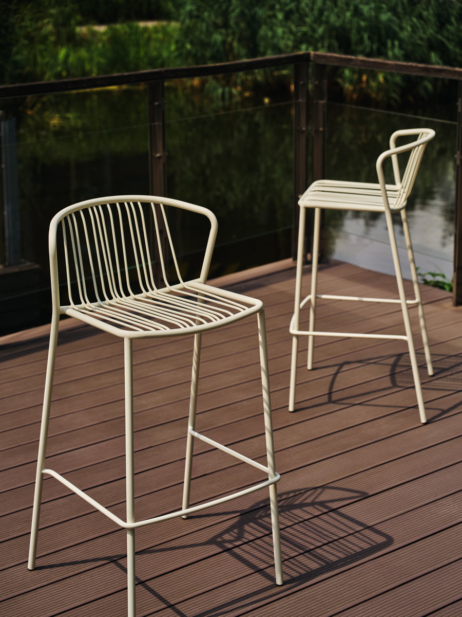 Elegante Bris BRS06 Barhocker im 2er Set, ideal für den Außenbereich, bieten Komfort und Stil für gesellige Abende im Garten.