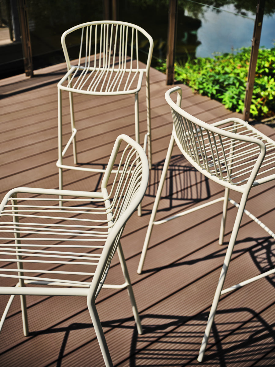 Stylische Barhocker im Set von 2, perfekt für den Außenbereich, vereinen modernes Design mit Funktionalität für entspannte Stunden im Freien.