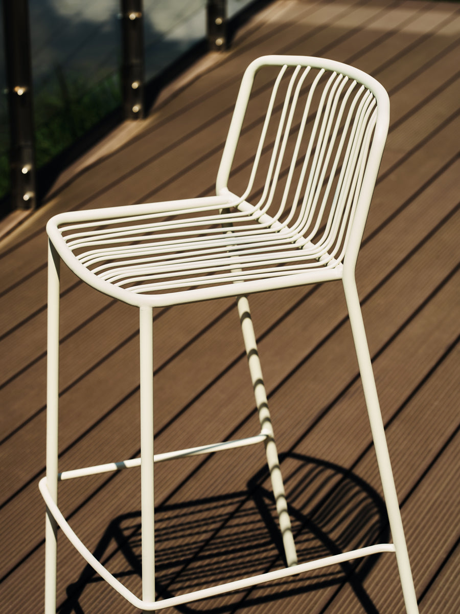 Elegantes Set aus 2 Barhockern für den Außenbereich, ideal für gesellige Abende und stilvolle Terrassengestaltung.