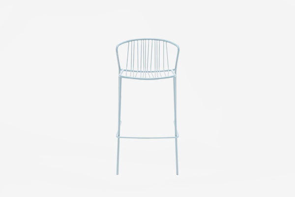Zwei Barhocker mit durchbrochenem Sitz und Rückenlehne aus verzinktem Stahldraht, olivgrünes Gestell, schwarze Kunststofffüsse, Outdoor-Design.