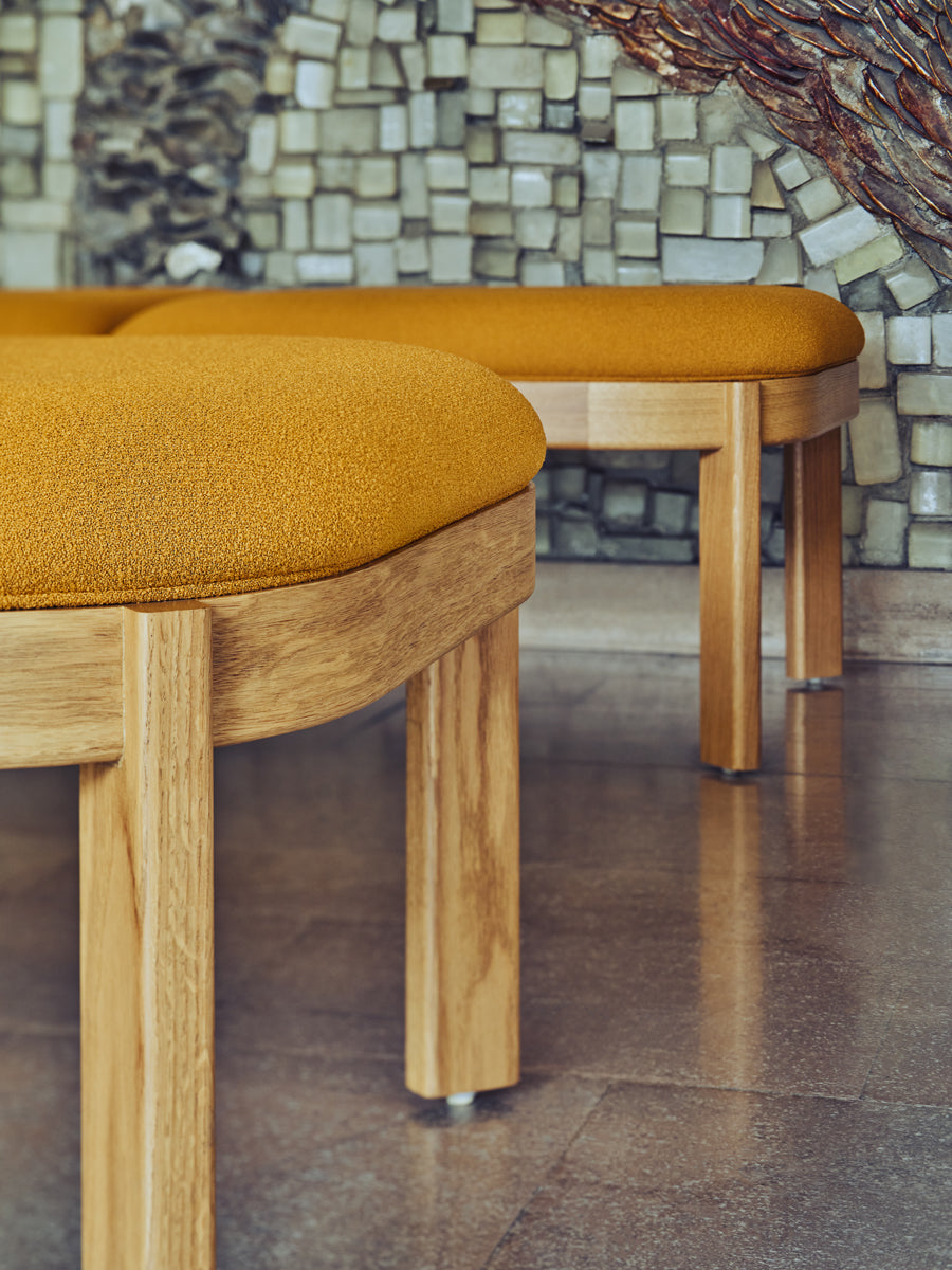 Elegante MDD Ramp RMP212 Sitzbank, ideal für zeitgemäße Wohnräume, vereint Komfort und modernes Design in einem ansprechenden Möbelstück.