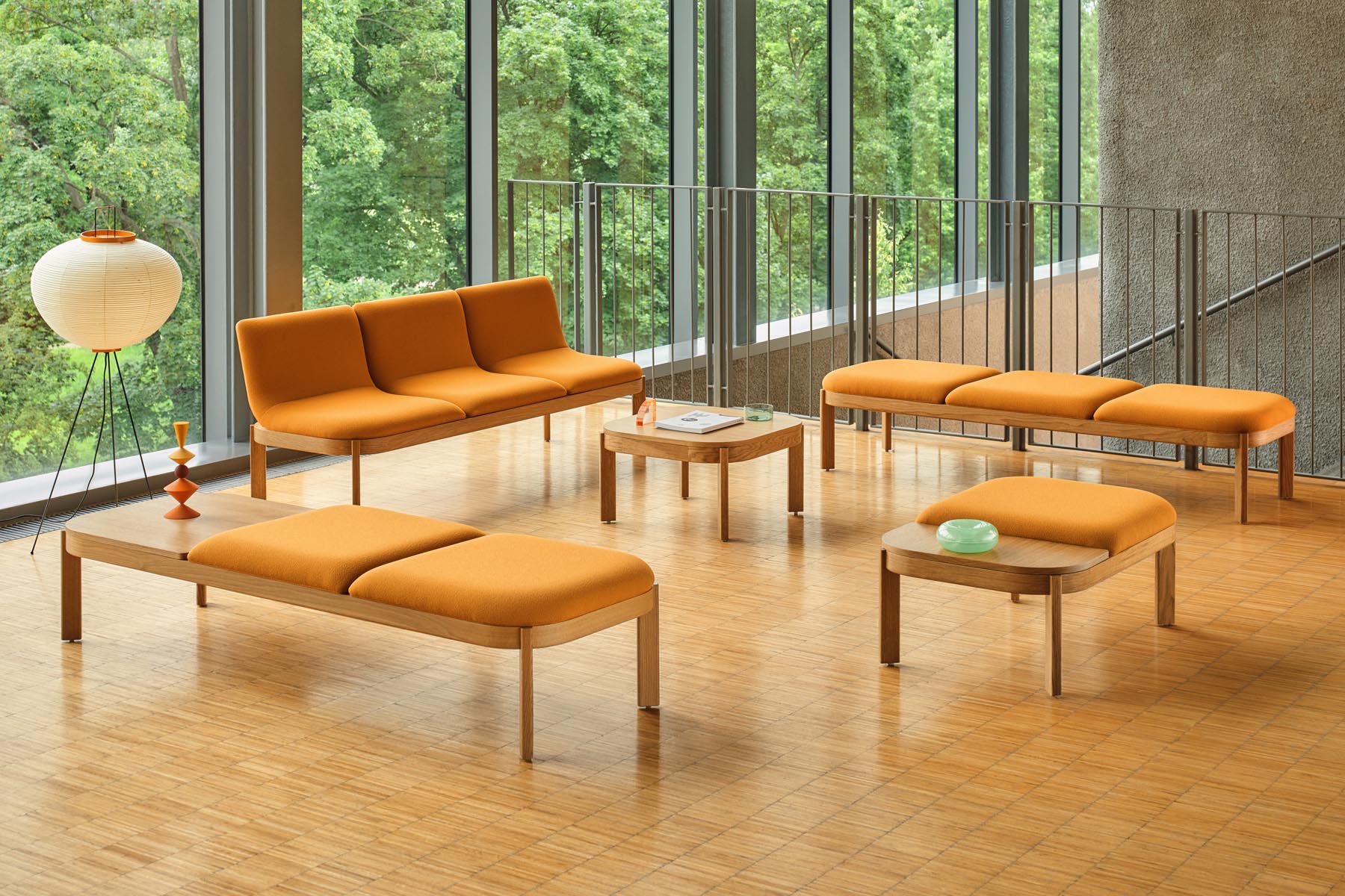 Moderne Sitzbank Ramp RMP324 von Mdd in warmem Braun, perfekt für stilvolle Innenräume, vereint Komfort und ansprechendes Design.