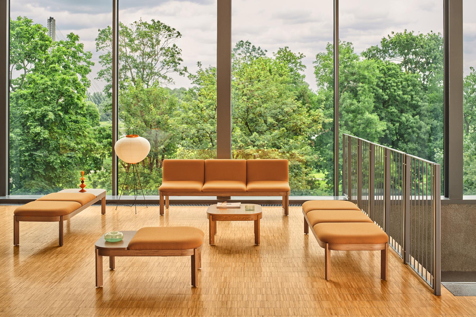 Elegante Sitzbank Ramp RMP324 von Mdd in warmem Braun, ideal für gemütliche Wohnräume, bietet eine harmonische Verbindung von Stil und Bequemlichkeit.