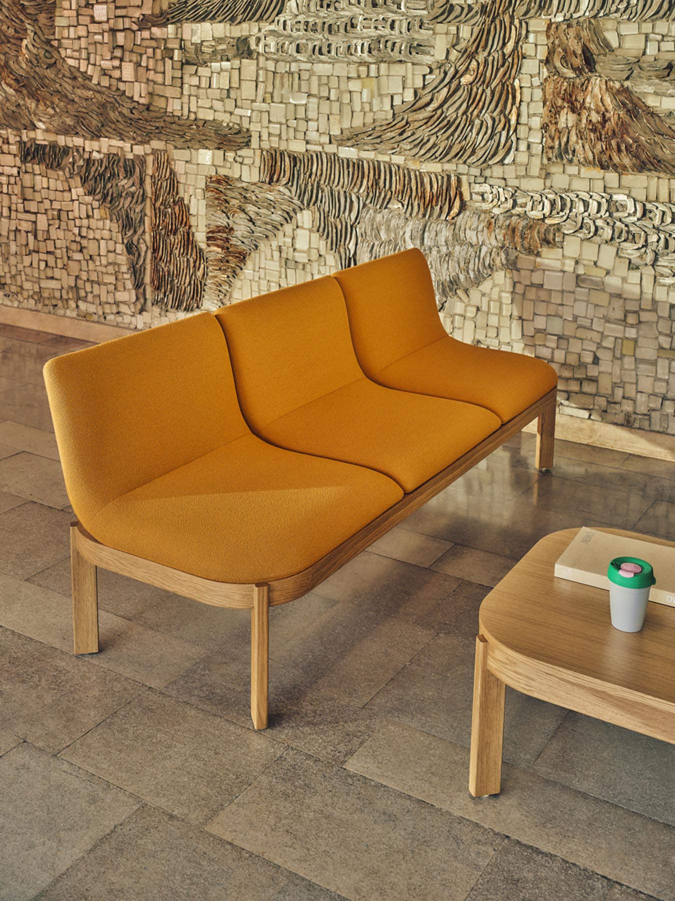 Elegante Ramp RMP324 Sitzbank von Mdd in warmem Braun, ideal für gemütliche Wohnräume und stilvolle Akzente.