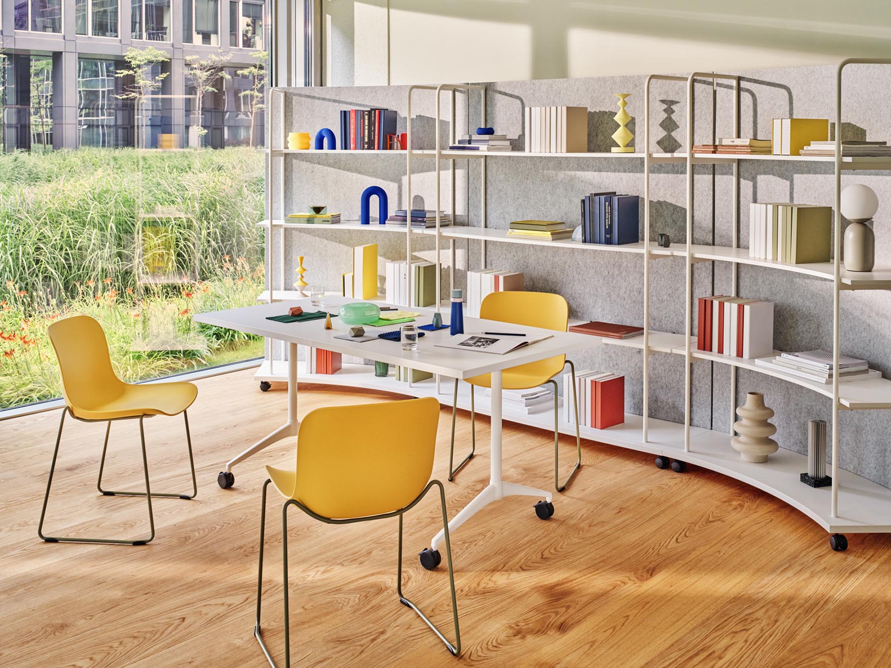 Eleganter Klapptisch Revi RV01 von MDD, perfekt für Meetings und Events, bietet Flexibilität und stilvolles Ambiente.