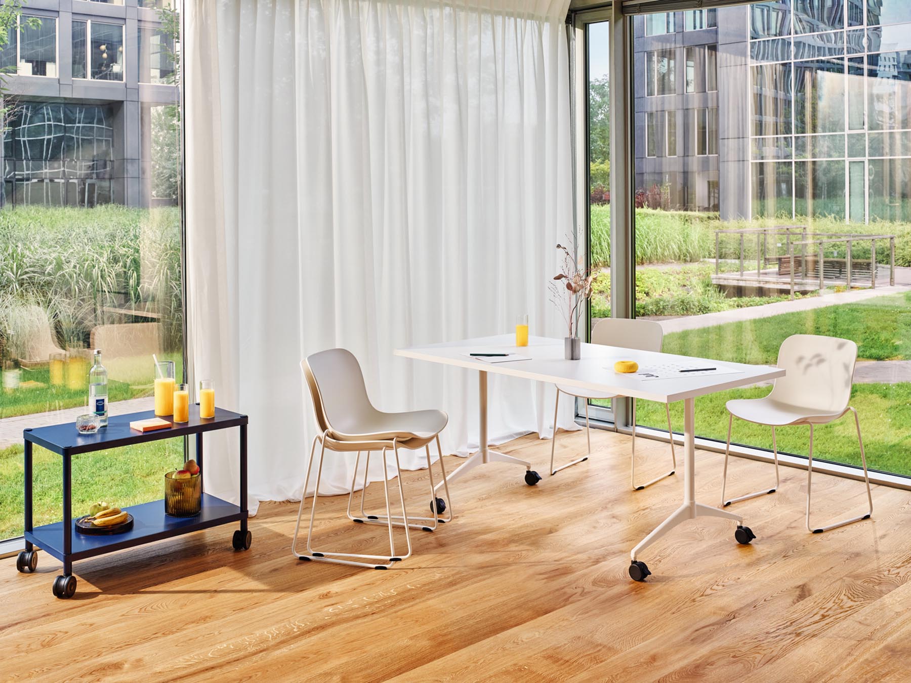 Eleganter Klapptisch Revi RV01 von MDD, perfekt für flexible Raumgestaltung bei Meetings und Events, kombiniert Stil und Praktikabilität.