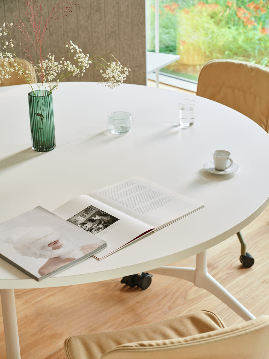 Moderner Klapptisch Revi RV01 von MDD, ideal für Konferenzen und Veranstaltungen, bietet vielseitige Einsatzmöglichkeiten und ansprechendes Design.