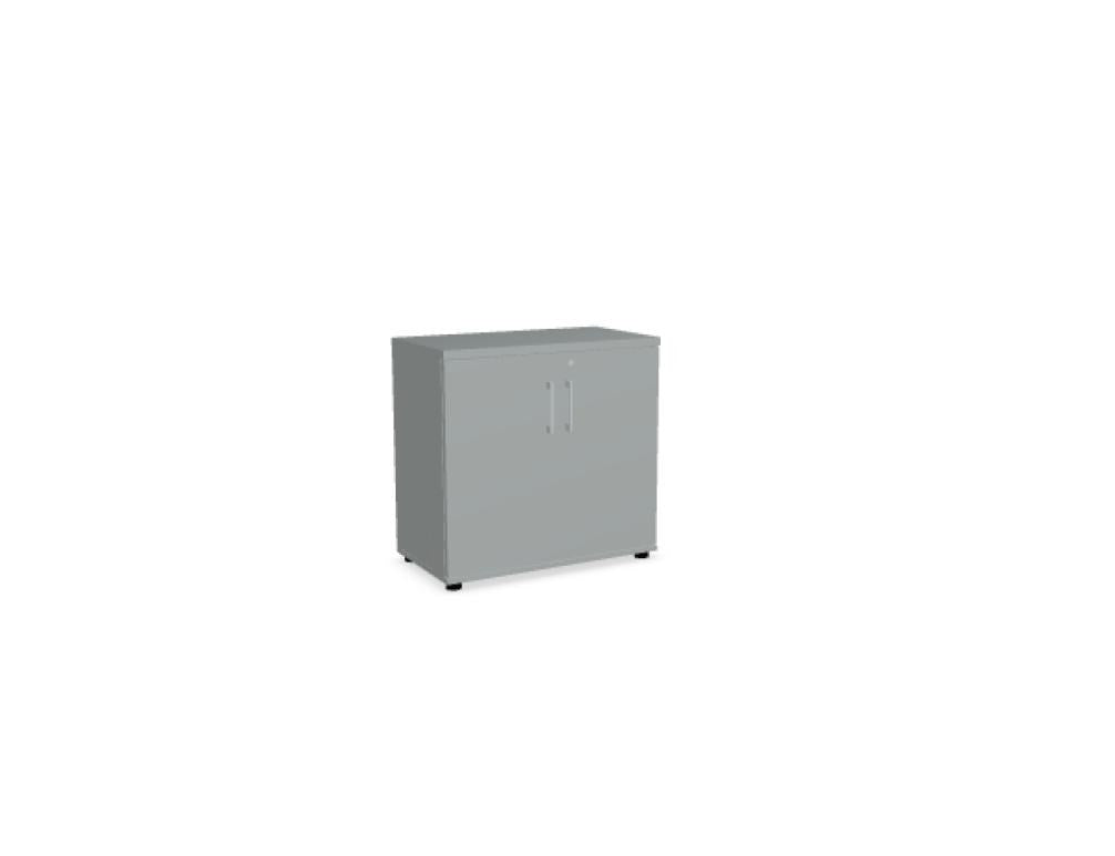 Foto eines Hängeregisterschranks von Mdd mit Front in Eiche Natur, Melamin-Korpus und Aluminium-Standardgriffen für die Büroaufbewahrung.