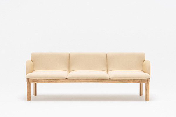 Hellgraues Sofa Ramp von Mdd mit Holzgestell aus Eiche, gepolsterter Sitzfläche und geschwungener Rückenlehne, Frontalansicht.
