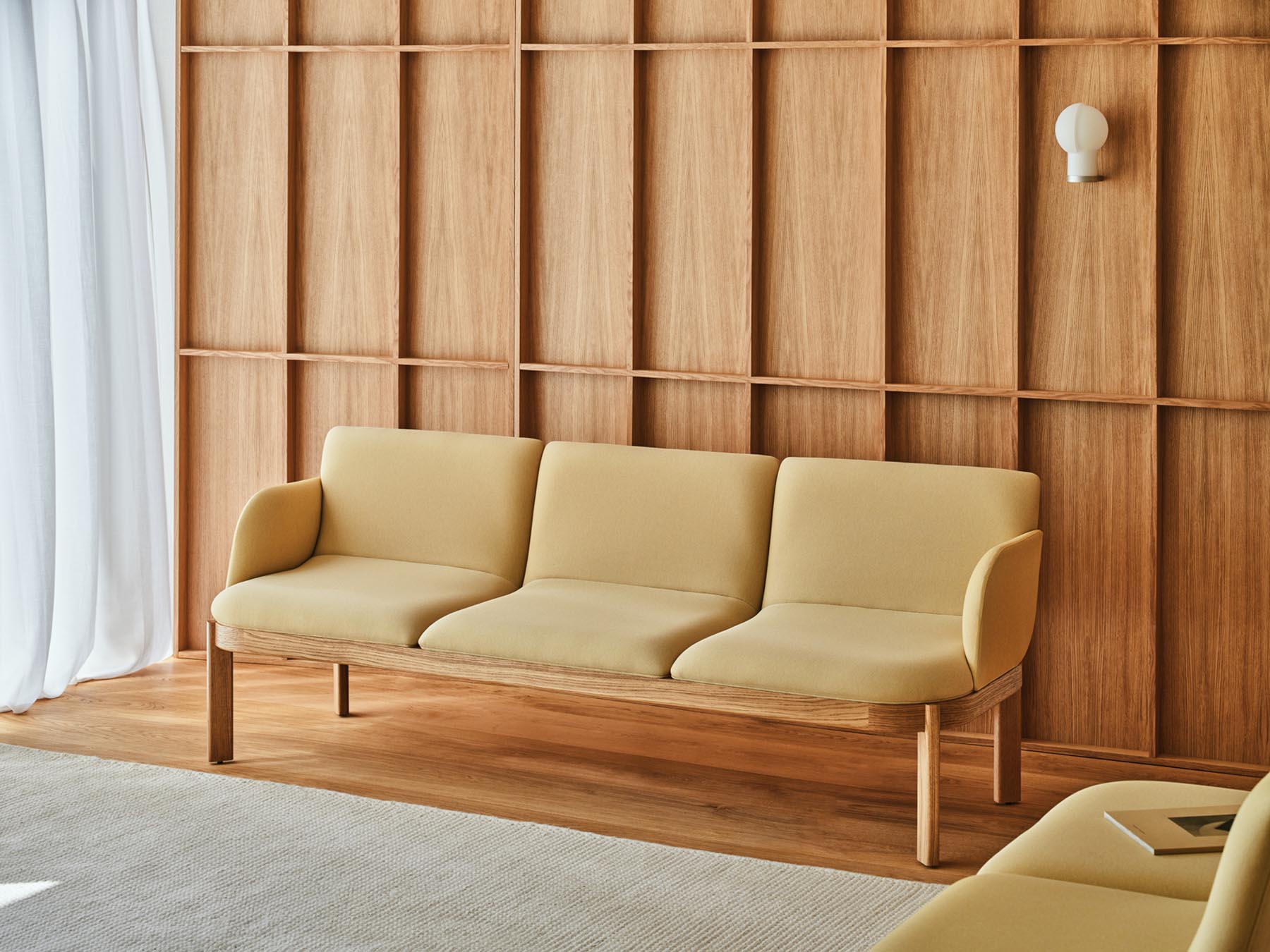 Modernes 3er-Sofa Ramp RMP325 von Mdd in sanftem Hellgrau, ideal für stilvolle Wohnräume, vereint Komfort und zeitgemäßes Design.
