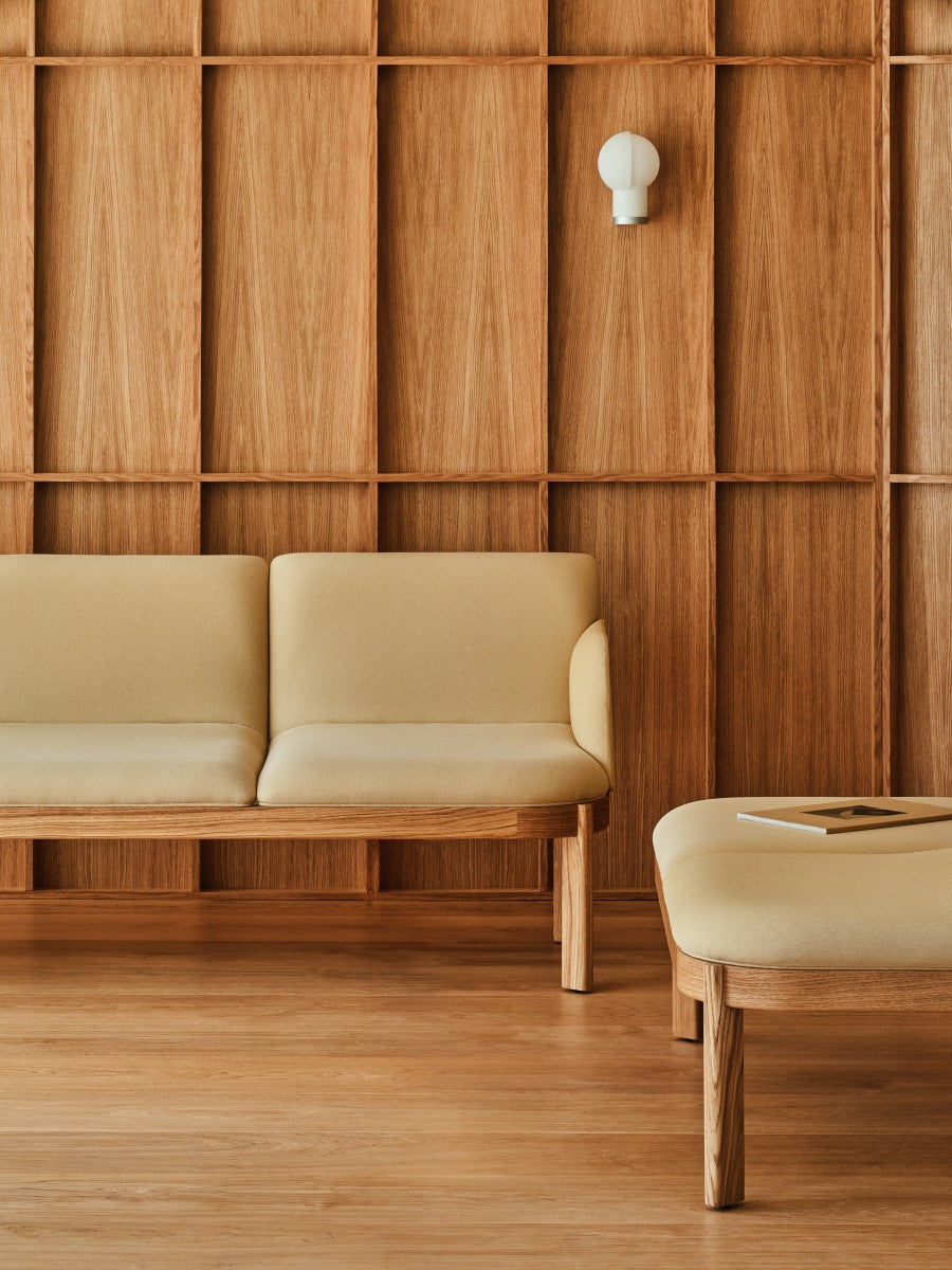 Elegantes 3er-Sofa Ramp RMP325 von Mdd in zartem Hellgrau, perfekt für moderne Wohnkonzepte, bietet hohen Sitzkomfort und ansprechende Ästhetik.