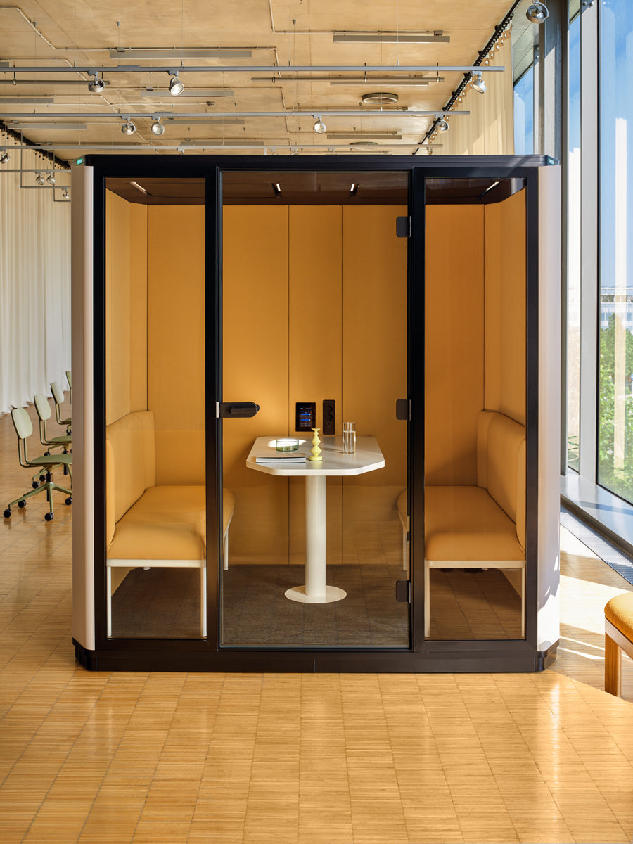 Moderne Akustikkabine für vier Personen, ideal für konzentriertes Arbeiten und Besprechungen, ausgestattet mit eleganten Glaswänden.