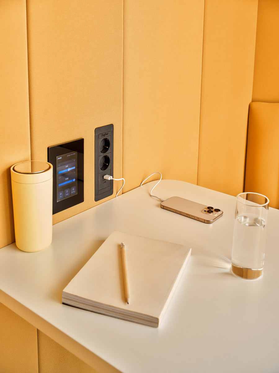 Geräumige Akustikkabine für bis zu vier Personen, perfekt für ungestörte Gespräche und kreative Meetings, mit stilvollem Design und schallisolierenden Wänden.