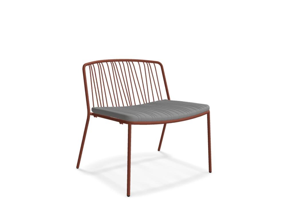 Outdoor-Sessel Bris von Mdd mit durchbrochener Sitzfläche aus verzinktem Stahldraht, Gestell in Ziegelrot, auf schwarzen Kunststofffüssen.