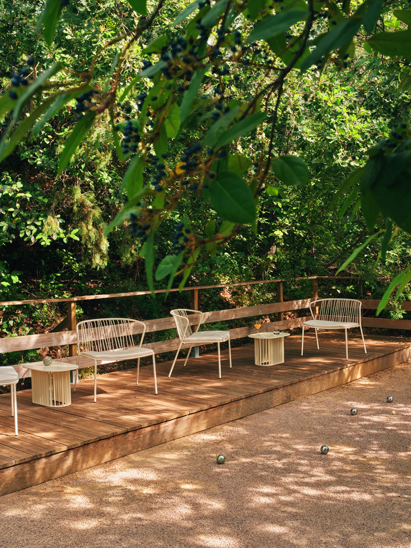 Stylischer Bris BRS07 Outdoor-Sessel von Mdd, ideal für den Außenbereich, bietet eine harmonische Kombination aus Eleganz und Bequemlichkeit.