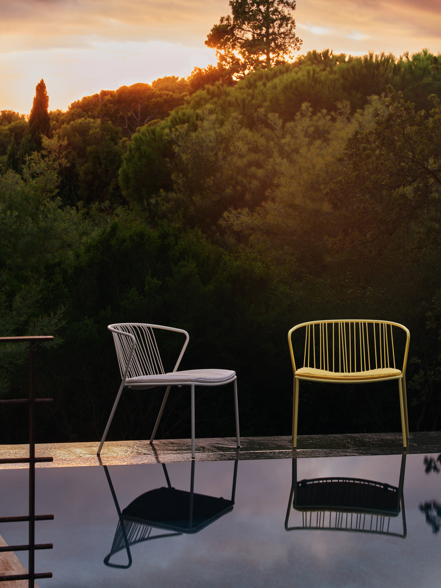 Eleganter Bris BRS07 Outdoor-Sessel von Mdd, ideal für entspannte Stunden im Freien, kombiniert Funktionalität mit ansprechendem Stil.
