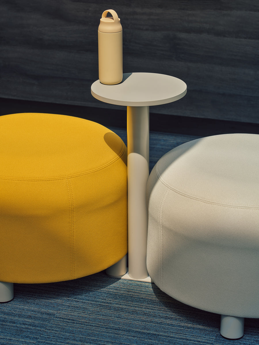 Stylischer Dots DTSU04 Pouf von MDD in elegantem Hellgrau, ideal für kreative Raumgestaltungen und entspannende Lounge-Bereiche.