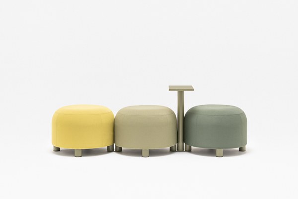 Gelbe Sitzhocker aus Spanplatte mit Schaumstoffpolsterung, Metallbeine, modular kombinierbar zu einem Pouf-Sitzsystem.