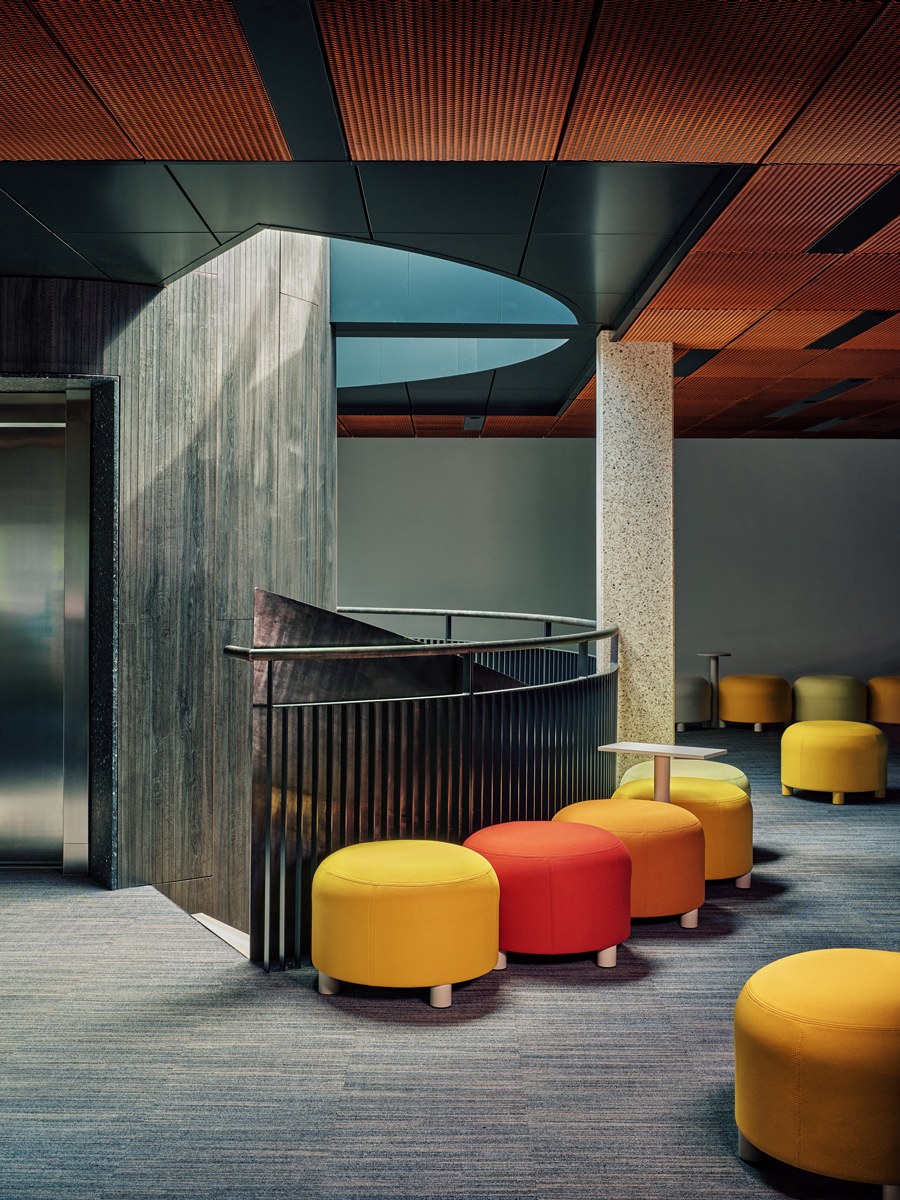 Gelbe Sitzhocker aus Spanplatte mit Schaumstoffpolsterung, Metallbeine, modular kombinierbar zu einem Pouf-Sitzsystem.