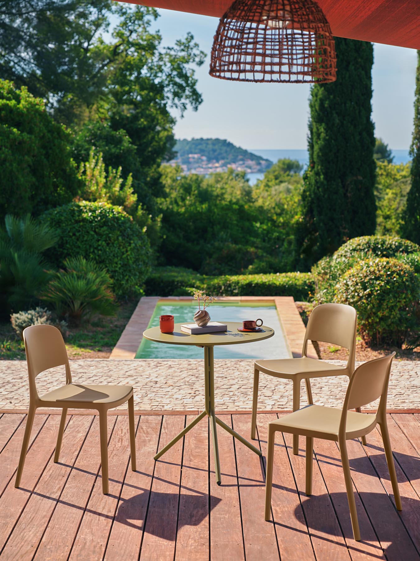 Moderner Gartenstuhl Blendy BND01 von Mdd, aus robustem Kunststoff und Metall, bietet Komfort und Stil für entspannte Stunden im Freien.