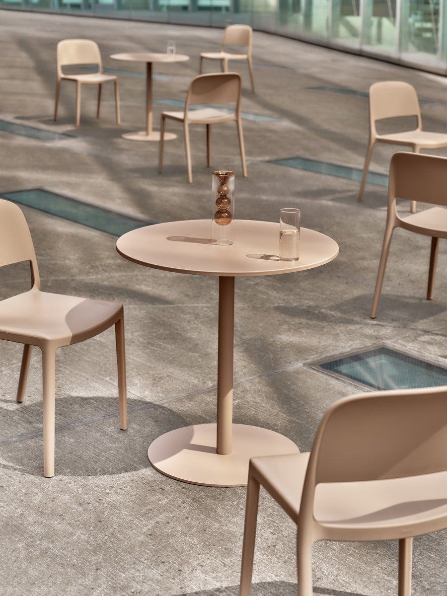 Moderner Blendy BND01 Gartenstuhl von Mdd, ideal für stilvolle Außenbereiche, bietet Komfort und zeitgemäßes Design für jede Terrasse.