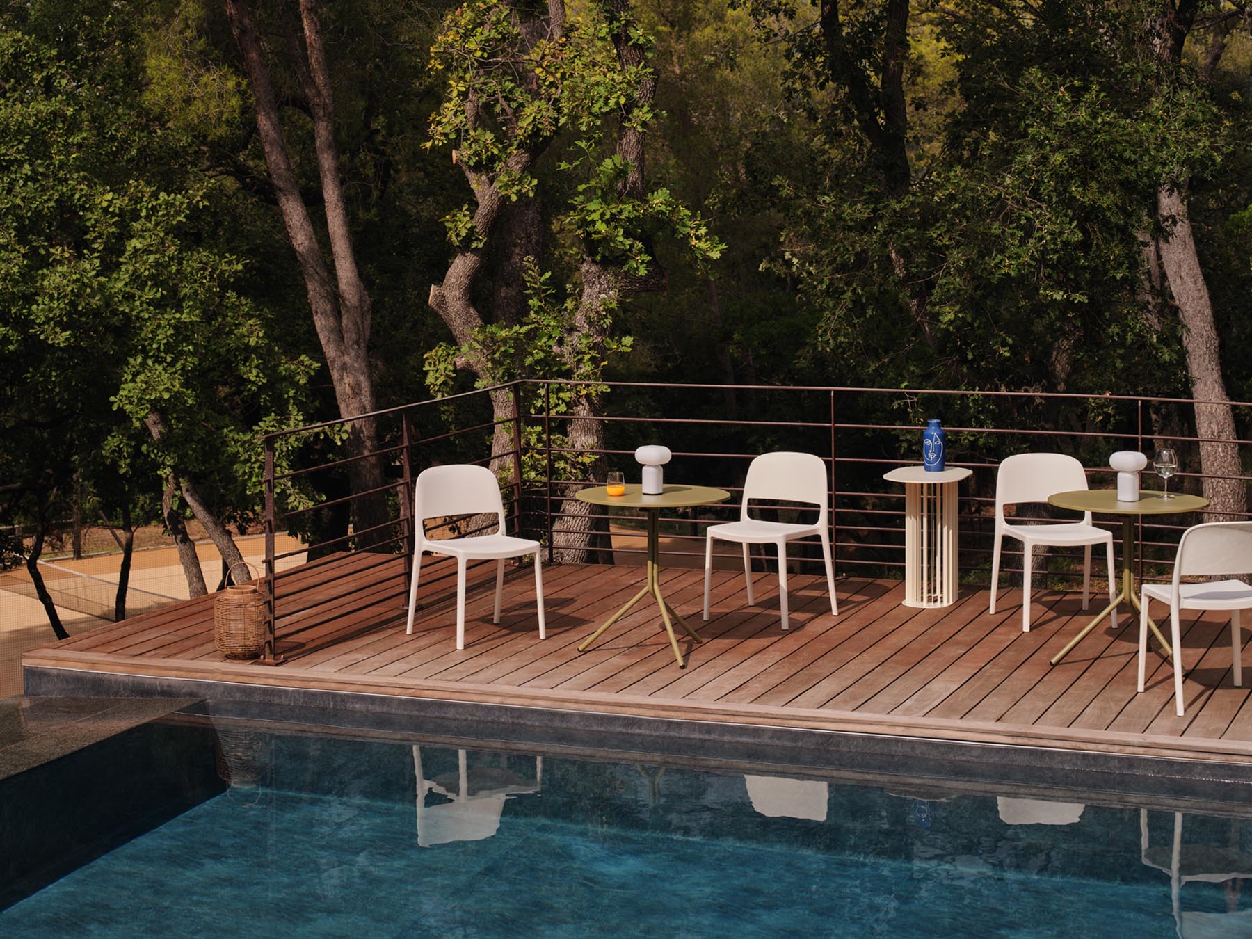 Moderner Gartenstuhl Blendy BND01 von Mdd, ideal für stilvolle Außenbereiche, bietet Komfort und ansprechendes Design für jede Terrasse.