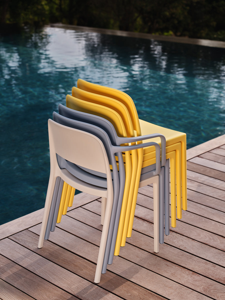 Eleganter Gartenstuhl Blendy BND01 von Mdd, perfekt für entspannte Stunden im Freien, vereint modernes Design mit hohem Sitzkomfort.