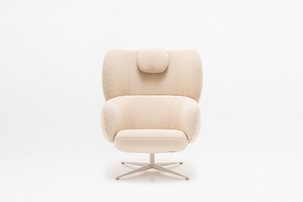 Drehsessel Grand Grace von Mdd in Dunkelbeige mit gepolsterter Kopfstütze, geformter Rückenlehne und drehbarem Aluminium-Kreuzfuss.
