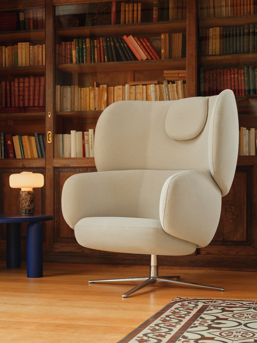 Drehsessel Grand Grace von Mdd in Dunkelbeige mit gepolsterter Kopfstütze, geformter Rückenlehne und drehbarem Aluminium-Kreuzfuss.