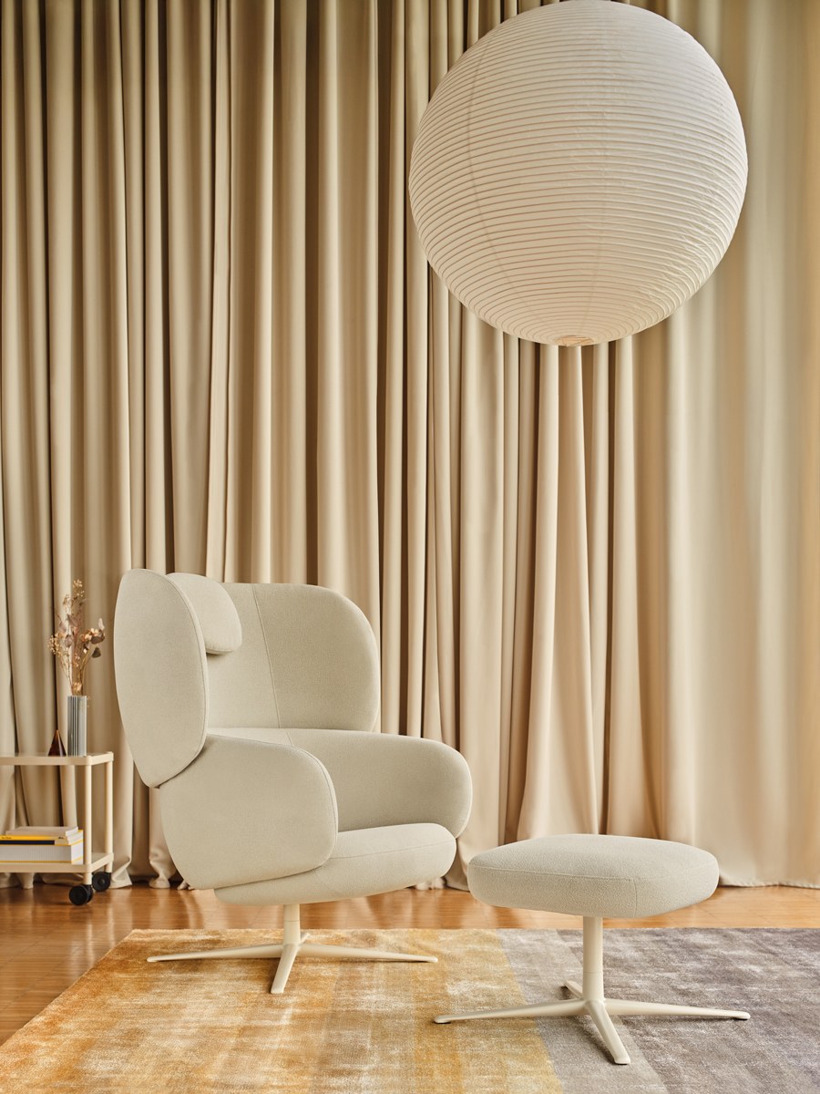 Drehsessel Grand Grace von Mdd in Dunkelbeige mit gepolsterter Kopfstütze, geformter Rückenlehne und drehbarem Aluminium-Kreuzfuss.