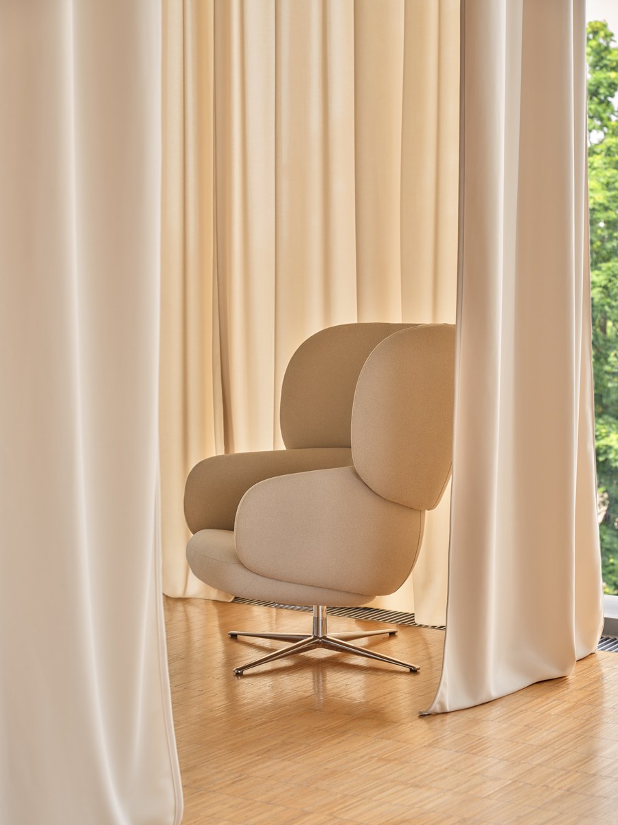 Drehsessel Grand Grace von Mdd in Dunkelbeige mit gepolsterter Kopfstütze, geformter Rückenlehne und drehbarem Aluminium-Kreuzfuss.