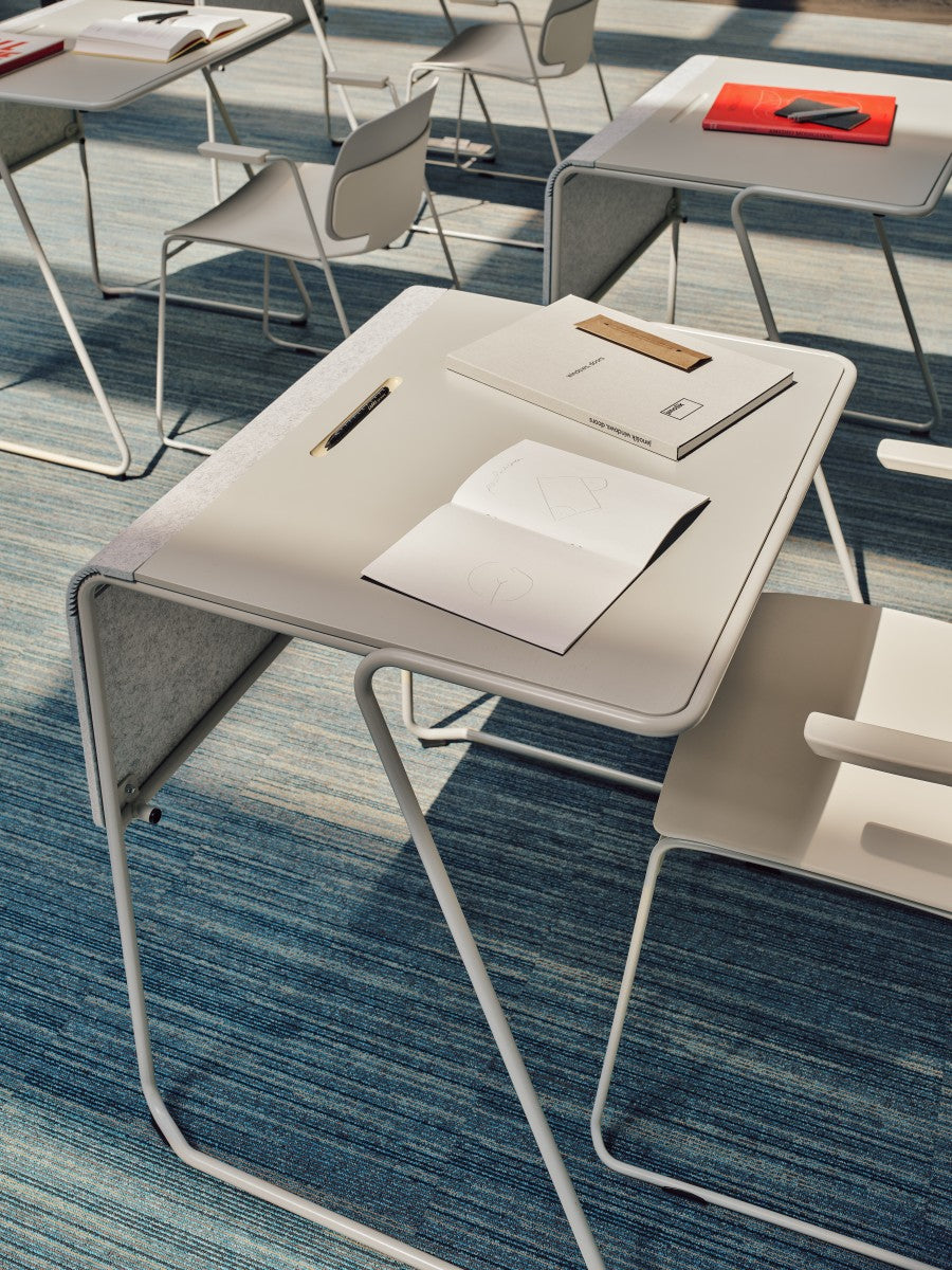 Eleganter Lena LEK03P Stuhl von Mdd, ideal für stilvolle Wohnräume, vereint Komfort und modernes Design in harmonischer Form.